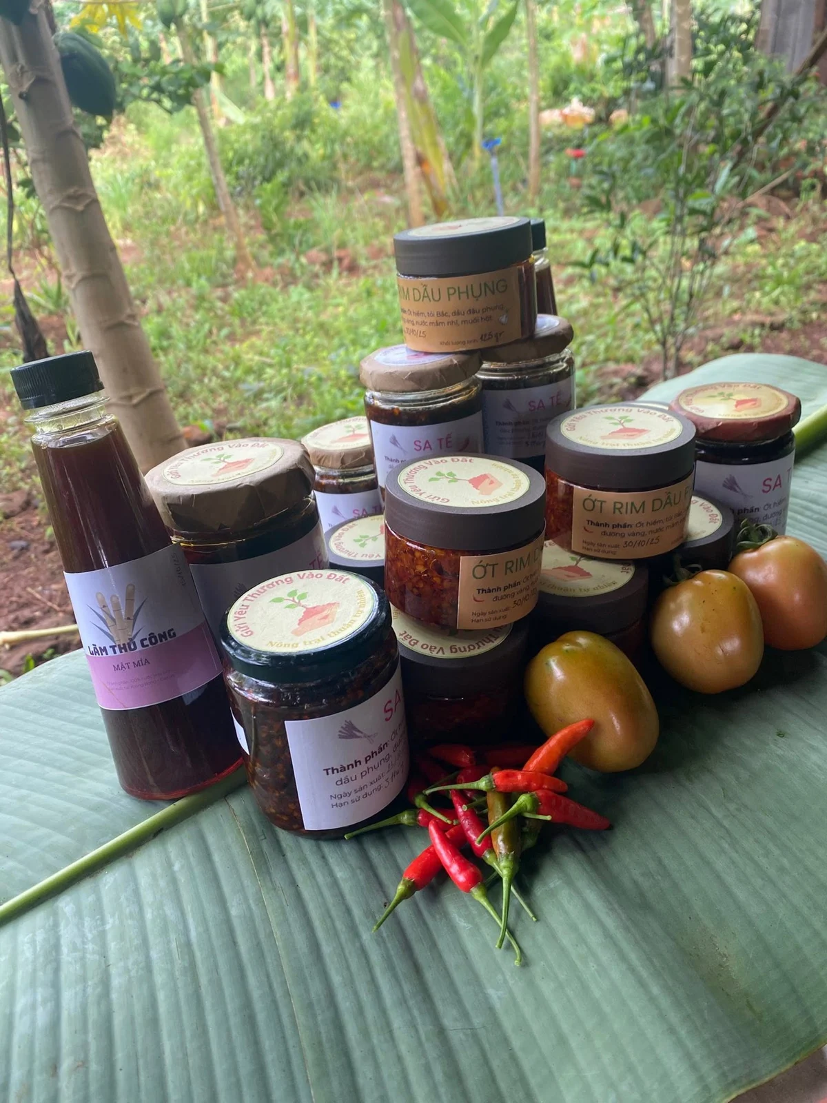 Các hũ sa tế, ớt rim và chai mật mía của farm